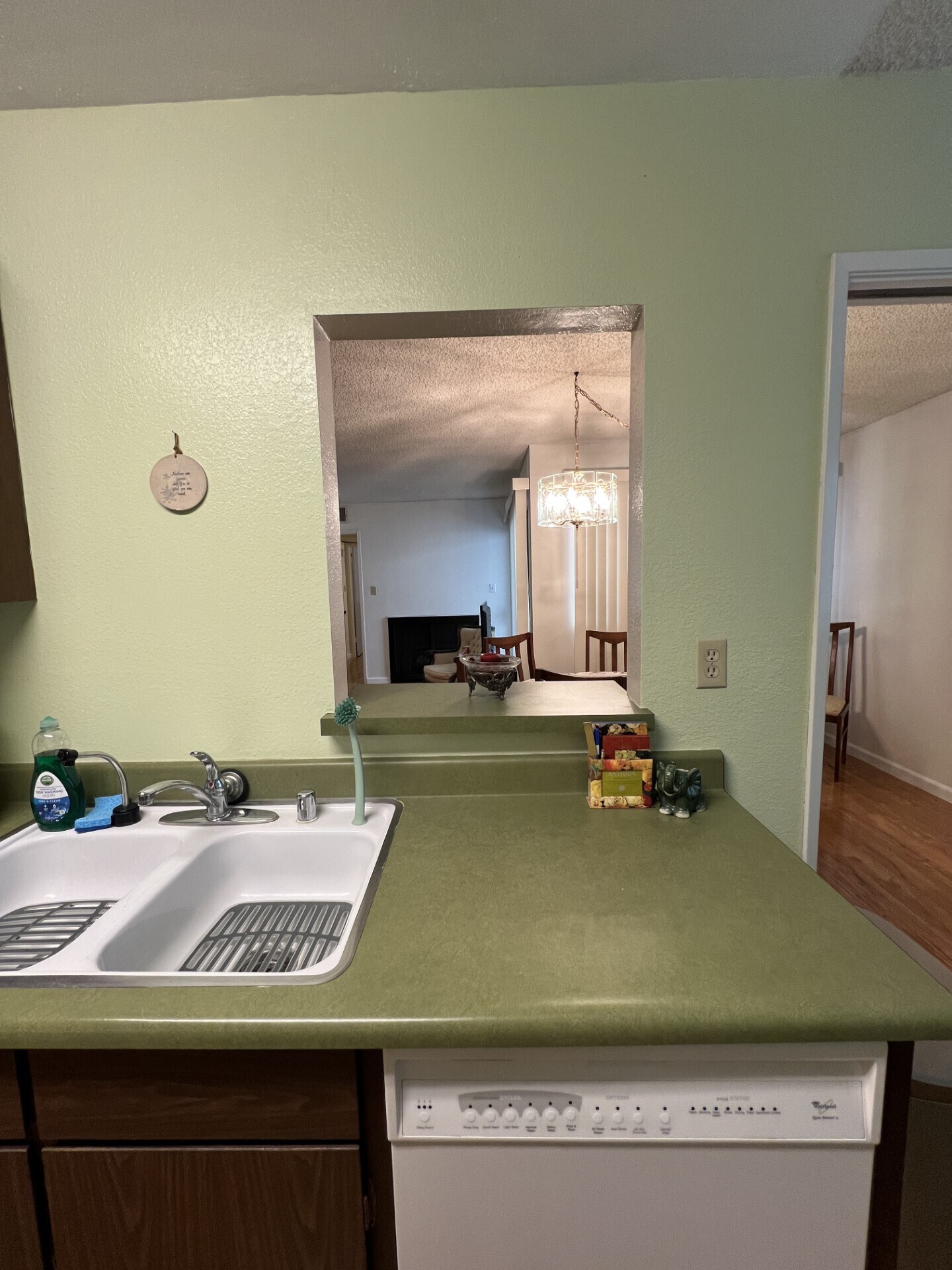 kitchen - 1339 N Columbus Ave