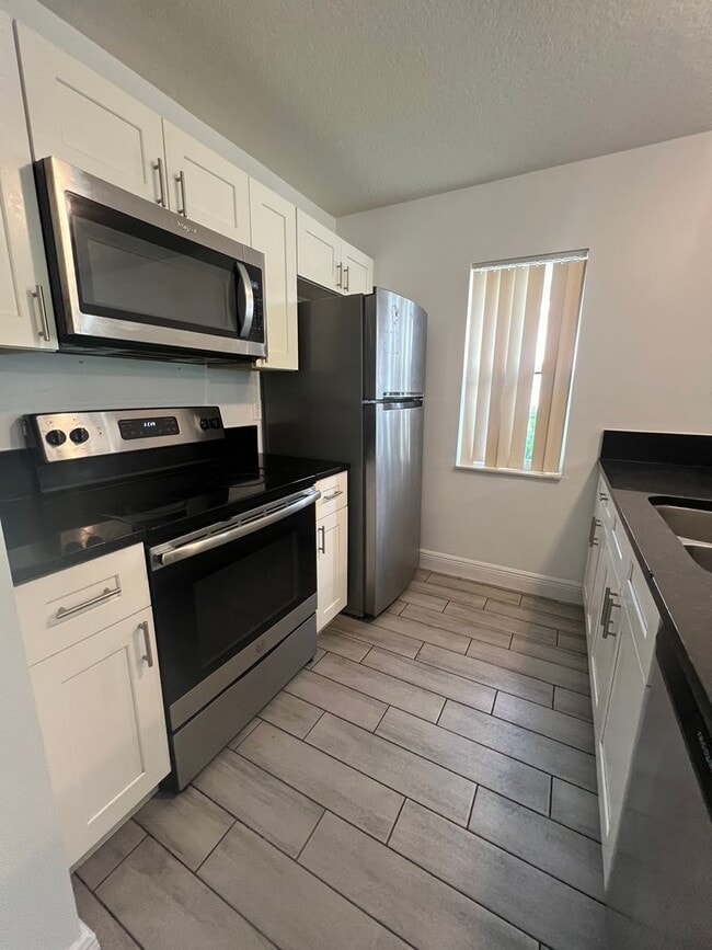 Building Photo - Beautiful 3-bedroom 2 bath single story home in SW Orlando near International Drive