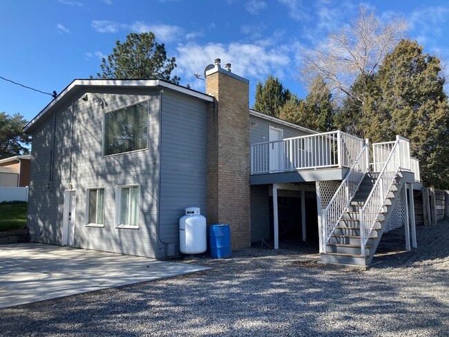 Building Photo - Spacious 4-Bedroom, 2-Bath Home with Daylight Basement, Large Yard & Two Fireplaces!.