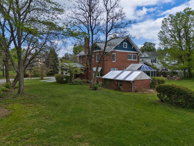 Building Photo - Spacious Living in a Prime Christiansburg Location