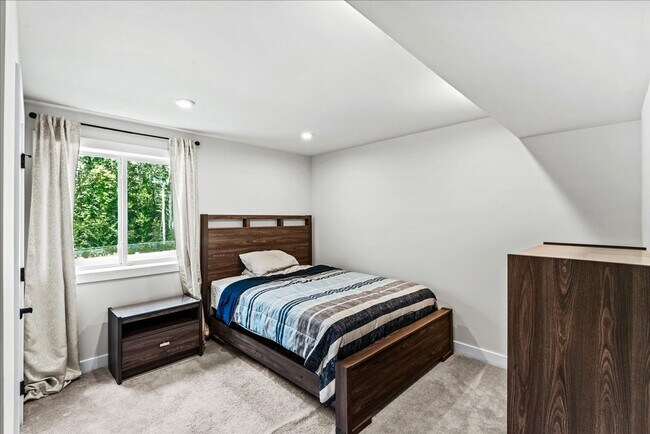 Building Photo - Like new Home!