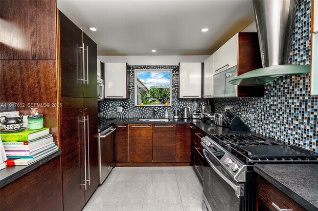 Building Photo - 1360 SW 16th St