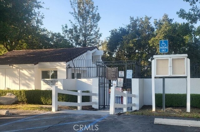 Building Photo - 2400 Indian Creek Rd