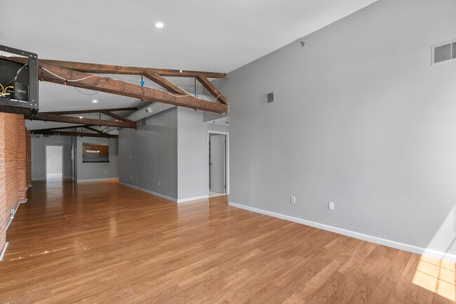 Building Photo - 196 Crown St