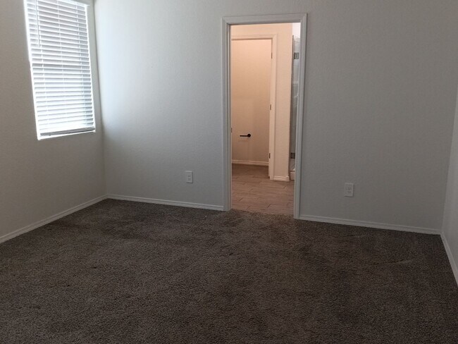 Building Photo - Beautiful 3 bedroom, 2 bathroom in Rio Rancho! Showings available NOW!