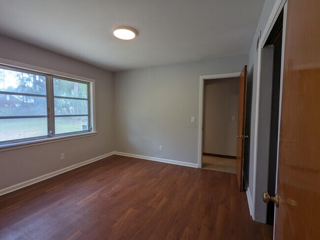 Building Photo - 165 E Toombs Ave