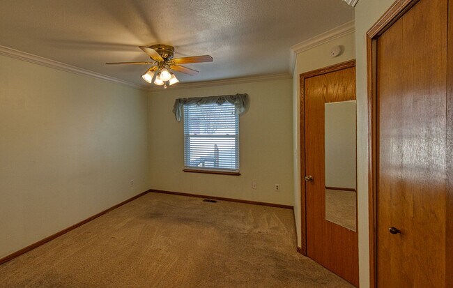 Building Photo - 3B/3B in The Shores with Finished Basement and 2 Car Garage!