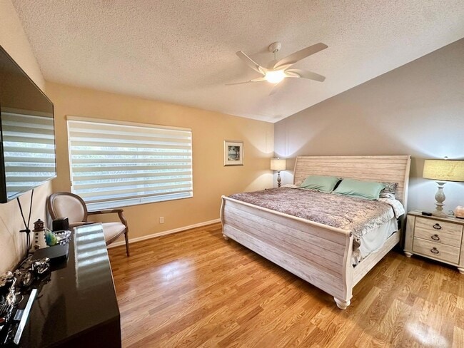 Building Photo - 6129 Heliconia Rd