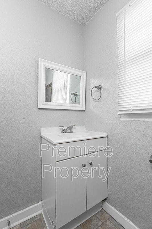 Building Photo - 2315 S Hawthorne Ave