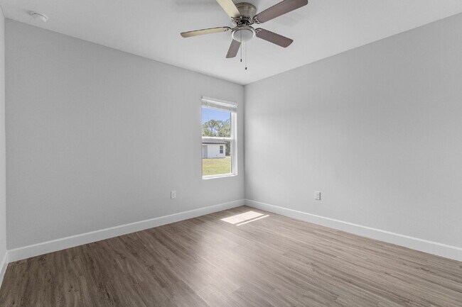 Building Photo - "Charming 3-Bed, 2-Bath Duplex Gem in Port Charlotte - Your Ideal Home Awaits!"