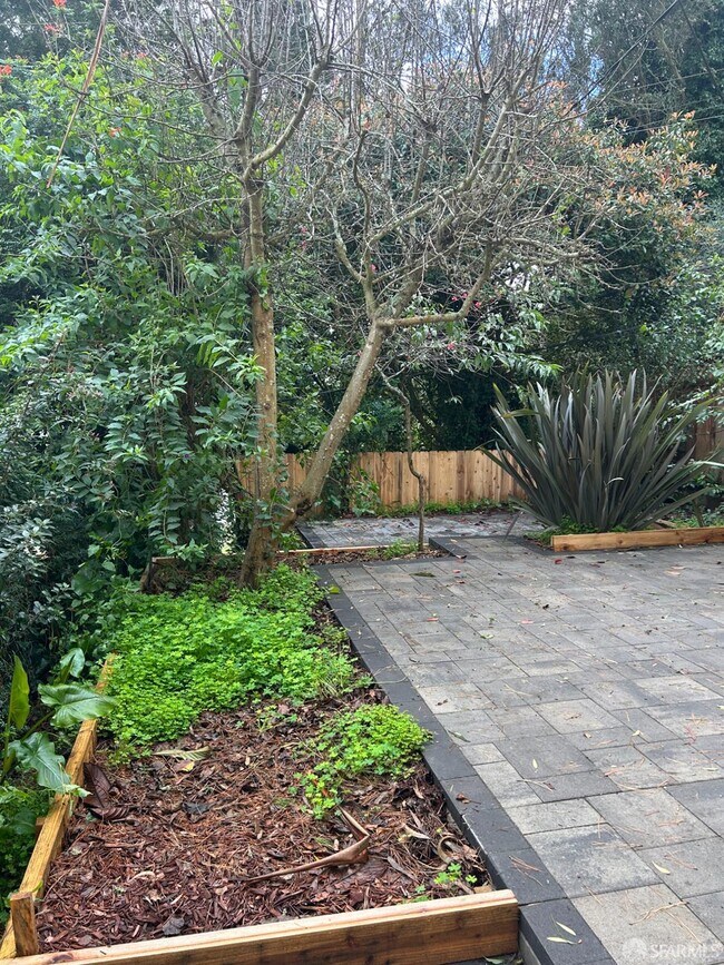 Building Photo - 255 Molimo Dr