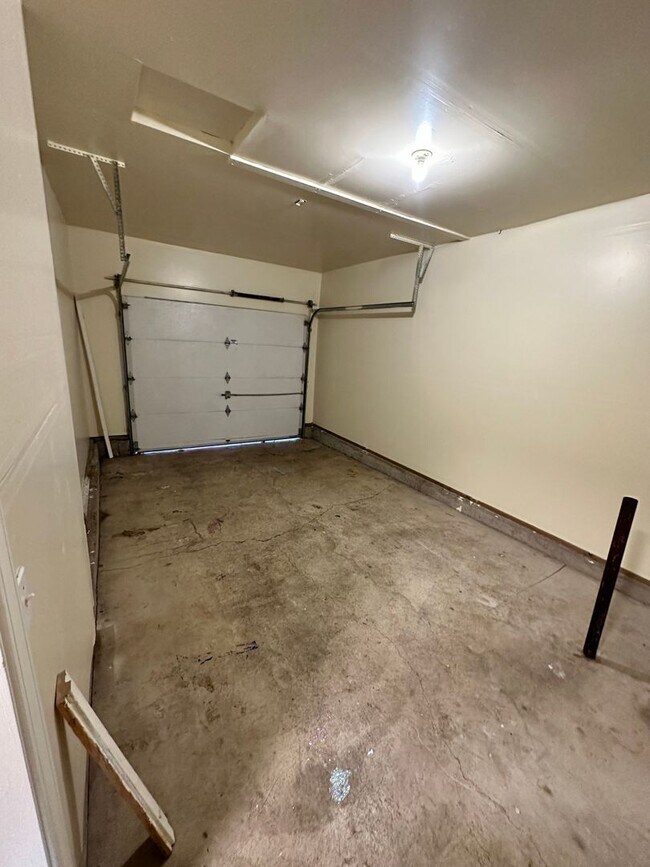Building Photo - 2607 S Cloverleaf Loop