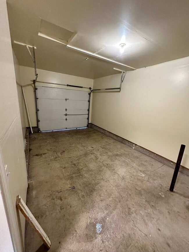 Building Photo - Large 2-story Duplex ~ 3 Bed / 1.5 Bath