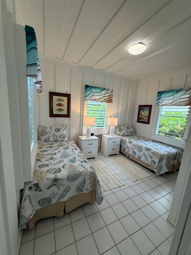 Building Photo - May to October ocean front 2/2 rental
