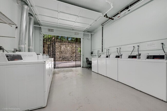 Building Photo - 2539 S Bayshore Dr