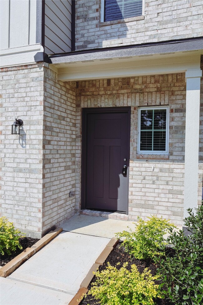 Building Photo - 16 Courageous Side Way