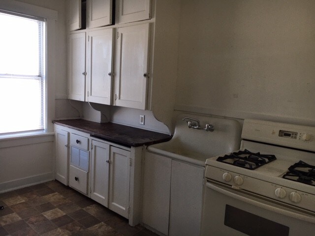 Building Photo - 376 N Elm St