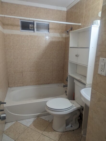 Building Photo - 134 W Side Dr