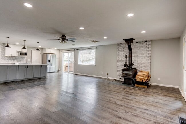 Building Photo - Spacious 3 Bedroom 2 Bath in desirable neighborhood