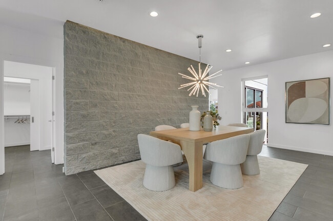 Building Photo - 905 Bay Point Dr