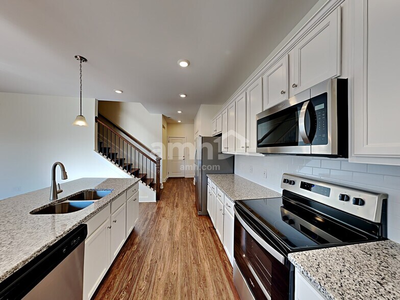 Building Photo - 1331 Lomond Dr