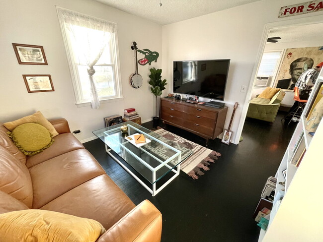 Building Photo - Phenomenal Downtown River View!