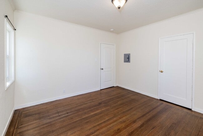 Building Photo - UPDATED, Spacious 1BR! DECK! STAINLESS APPLIANCES! HARDWOOD!
