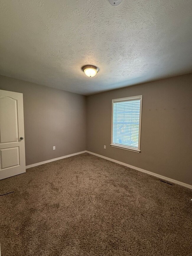 Building Photo - 3BR Townhouse near Holiday Hills