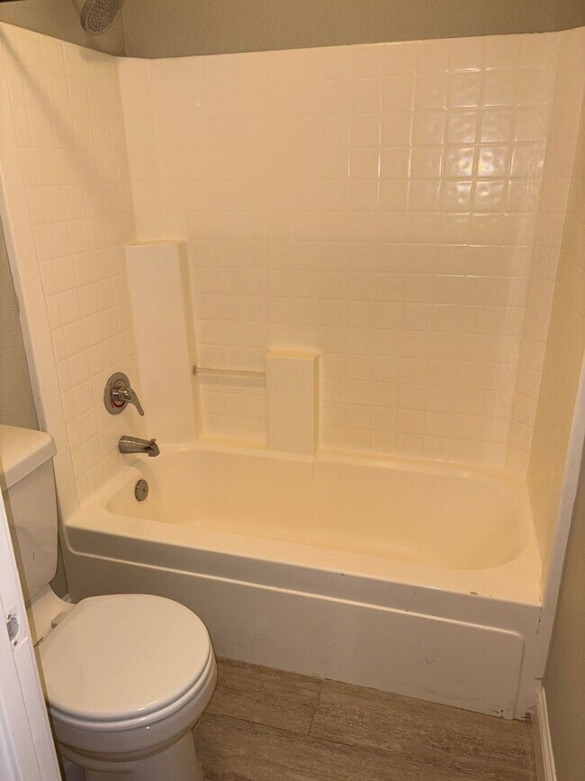 Building Photo - Charming 3 Bedroom, 2 Bath Home in Peacefu...