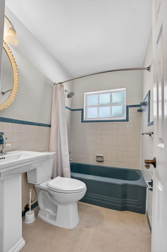 Building Photo - 467 NE 31st St