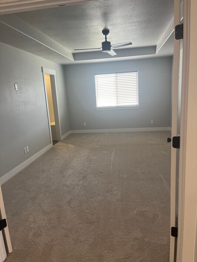 Building Photo - Three Bed, Two and Half Bath Home in Eagle...