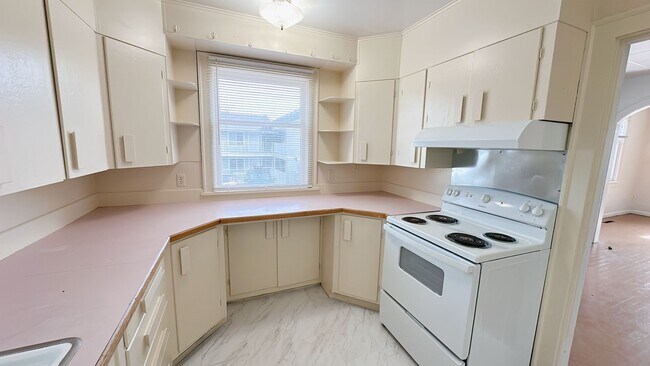 Building Photo - 3 bdrm + bonus room/1 bath house with gara...