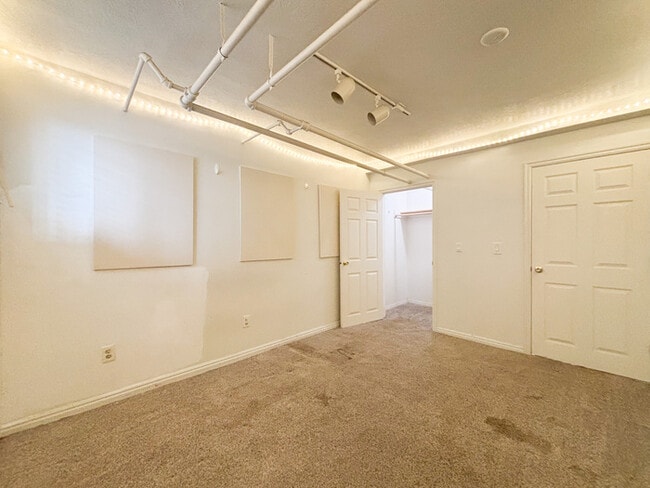 Building Photo - Large 2 Bedroom Basement Apartment - Close...