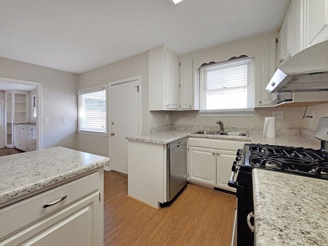Building Photo - 5 Bedroom 3.5 Bath Brick home in Downtown Greenville !!!!
