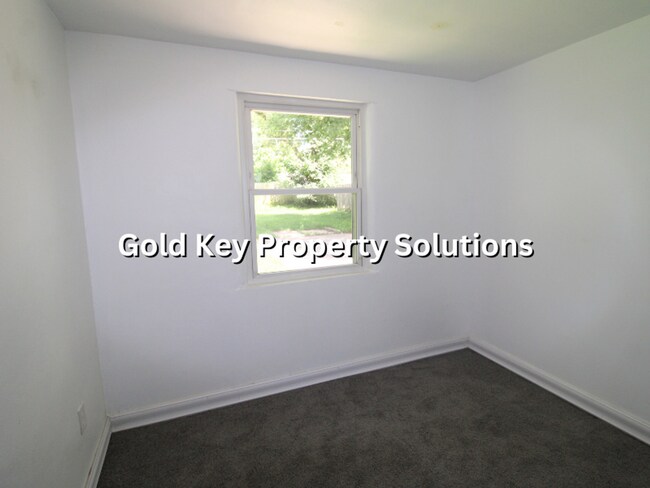 Building Photo - MUNCIE 3 BR 1 BA House with New Flooring and Paint (SECTION 8 APPROVED)