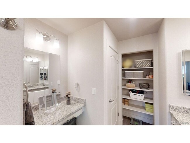 Building Photo - Available 4/2: Beautiful End Unit Townhome in Cherrywood Park
