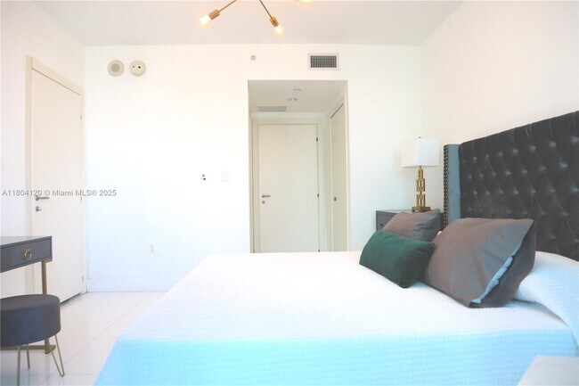 Building Photo - 200 Biscayne Blvd Way