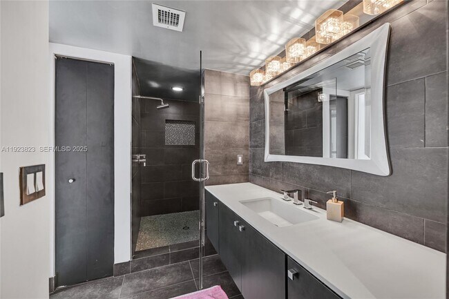 Building Photo - 16445 Collins Ave