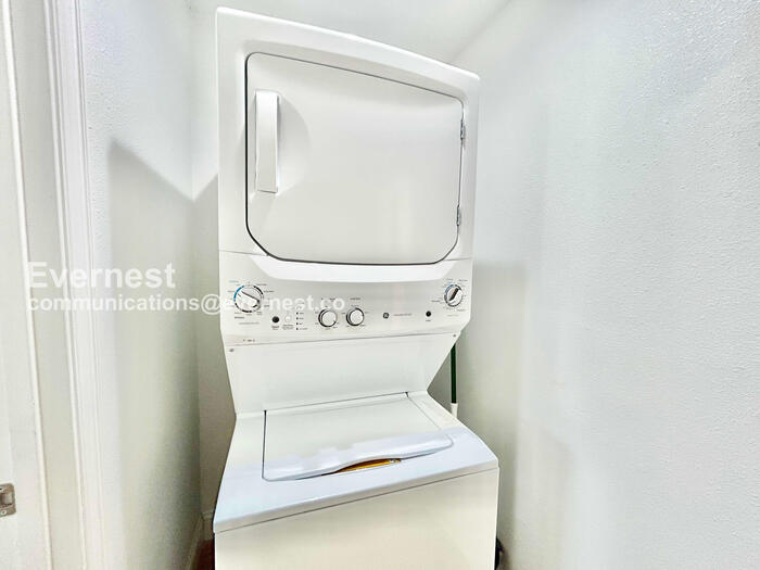 Building Photo - 8633 Westglen Dr