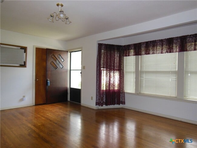 Building Photo - 391 Oakcrest Dr
