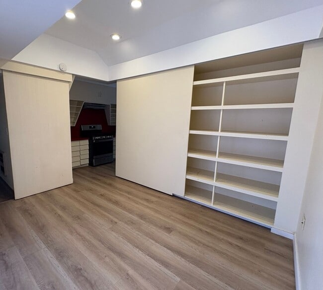 Building Photo - Prestigious Family Home In Outstanding Loc...