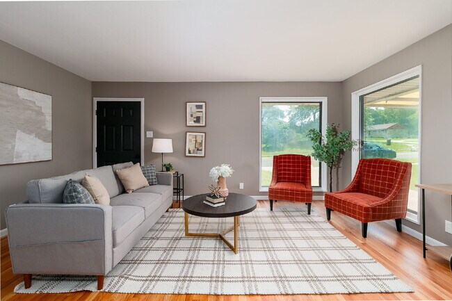 Building Photo - "Charming 3-Bedroom Retreat in St. Louis with Spacious Living!"