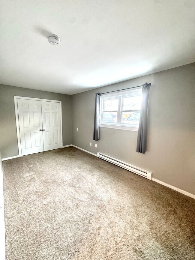 Building Photo - 828 N Sherman St