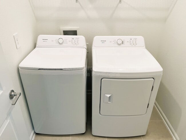 Building Photo - 2080 Rider Rain Ln