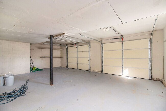 Building Photo - 4 Bedroom 2.5 Bath Home