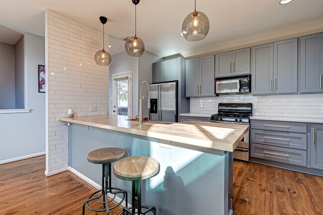 Building Photo - 4308 Lillian St
