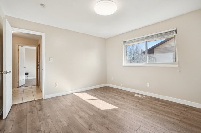 Building Photo - 240 W 220 S St