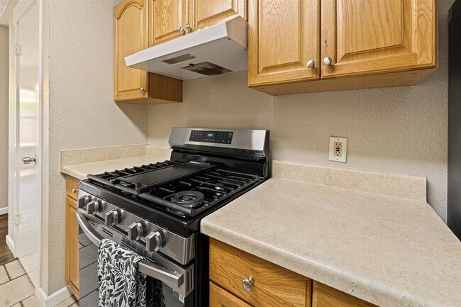 Building Photo - 906 Oleander Ln