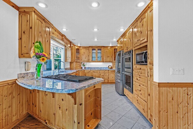 Building Photo - *COMING SOON!* 4 bed/3 bath lake house wit...