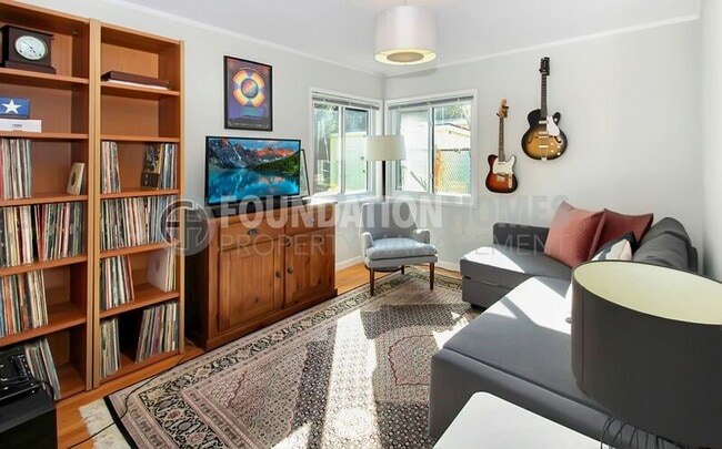 Building Photo - 122 Du Bois St